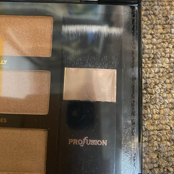 9 shade Highlights palette and brush - Picture 9 of 10